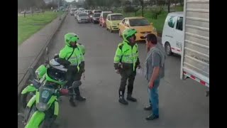 Versiones encontradas sobre caso de policía que golpeó con su casco a conductor en Bogotá [upl. by Giuseppe]